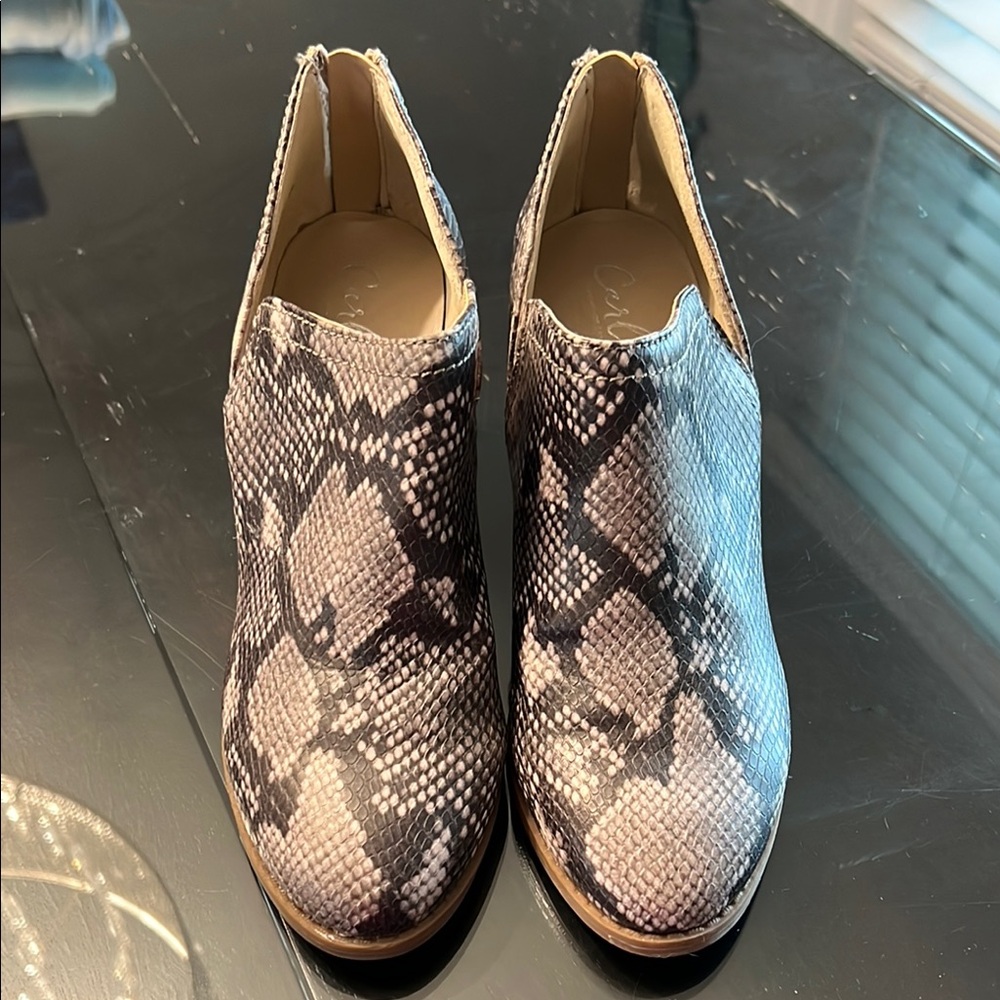 Carlos Santana Gray and Black Ankle Boots with Sleek Silhouette